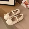 Sapatos rasos de couro com bico redondo e laço retrô para mulheres, novo estilo primavera-verão 2026, sapatos Mary Jane franceses de sola macia para combinar com saias