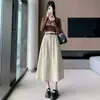 Foto real de falda midi de algodón lavado estilo europeo para mujer de otoño, de cintura alta, con bajo amplio, adecuada para tipo de cuerpo pera, con un efecto de caída que disimula las caderas