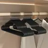 Cabides reforçados e maiores para uso doméstico, ideais para dormitórios estudantis, antiderrapantes e que não deixam marcas, perfeitos para secar roupas de adultos.