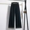 Foto real de jeans azules de pierna ancha con puños para mujer de talla grande, súper populares en el otoño de 2026, para personas bajitas, con bordes doblados y piernas largas rectas