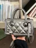 Bolso de mano versátil estilo Chanel de charol, nuevo para otoño 2026, de alta gama, pequeño cuadrado para llevar al hombro o cruzado