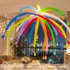 Decoración de escena de fiesta de cumpleaños en sala privada de hotel, fuegos artificiales de dopamina coloridos, globos largos para una atmósfera alegre
