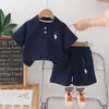 Traje Infantil Estilo Coreano 2025 Verão Novo Estilo Camisa Polo Bordada para Meninos Shorts de Manga Curta para Bebê Conjunto Fashion de Duas Peças