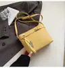 Bolso de Hombro Individual Nuevo de Moda Elegante con Personalidad para Mujer Primavera 2025, Textura de Moda Diseño de Nicho, Bolso Cruzado Pequeño a la Moda