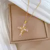 [Acero de titanio] Elegante collar de diamantes con cruz de perla, ligero y lujoso, cadena de clavícula para mujer, cadena de acero de titanio.