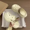 2026 Sapatos de Buraco EVA Verão Feminino Solado Grosso Uso Externo Novos Sandálias Fechadas de Alta Qualidade para Praia Resistentes ao Desgaste Respiráveis para Mulheres