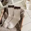 Botão de acessório de acabamento de orelha de madeira meias de botão meias femininas de cano médio Outono Inverno Meia folgada estilo garota japonesa ins sem costura