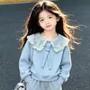 Conjunto de Dos Piezas para Niñas 2026 Moda Dulce Dopamina Camisa con Solapa de Muñeca con Lazo y Jeans, Nuevo para Primavera y Otoño
