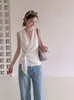 Camiseta sin mangas blanca estilo francés con cuello en V y cuello de corbata para mujer, estilo commuter de alta gama para verano, top sin mangas elegante que ciñe la cintura