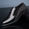 Nuevas Sandalias con Agujeros de Negocios para Hombre Casual Boda Novio Sandalias Británicas Verano Transpirables Juventud Puntiagudas Zapatos para Hombre