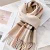 Bufanda Cálida de Lana Estilo Nuevo 2026 para Mujer, Bufanda a Cuadros Bloque de Color Otoño e Invierno, Bufanda Larga con Borlas, Lujo Ligero y de Alta Gama