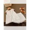 Roupa Infantil para Meninas, Conjunto Novo Estiloso Verão 2025, Conjunto de Verão Infantil com Blusa Regata de Renda Vazada e Shorts Conjunto de Duas Peças Tendência