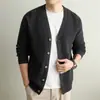 Suéter de Tricô Masculino 2026 Outono/Inverno Estilo Old Money Cardigã sem Gola Jovem Luxo Casual Cor Sólida Peça Única Jaqueta de Tricô
