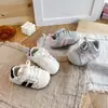 Zapatillas de entrenamiento alemanas de moda para niñas 2026 nuevos zapatos deportivos para otoño e invierno, zapatos casuales infantiles de princesa con lunares y puntera de concha