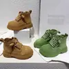 Botas estilo Martin infantil coreanas, nova coleção outono/inverno 2026, botas unissex de cano médio com zíper lateral, botas amarelas de camurça para bebê