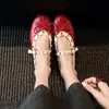 Zapatos Planos de Moda con Remaches Estilo Hada de 1 cm con Punta Redonda y Correa de Hebilla de Cuero, Novedad Primavera y Otoño 2026