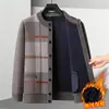 Jaqueta Masculina Nova para Meia-Idade 2026 com Forro de Lã e Espessamento, Tricô de Gola Redonda, Roupa de Pai, Cardigan Xadrez Business Casual