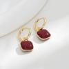 Otoño e Invierno nuevos aretes colgantes rojos de dos piezas estilo retro francés diseño nicho femenino cubo geométrico azúcar arete de hebilla