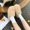 Chinelos femininos peludos espessos, de calçar, preguiçosos, quentes, para outono e inverno, meias-chinelos 2026, bico fechado, forrados com pelúcia, de sola plana para uso externo