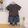 Conjunto de ropa de verano para niños 2026 nuevo elegante ropa de verano para bebé conjunto de dos piezas a rayas finas para lactantes y niños pequeños moderno