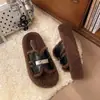 Zapatillas de moda retro estilo Hong Kong, elegantes y adelgazantes para mujer, súper ventas otoño/invierno 2026, de suela gruesa, de una tira, peludas