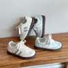 Zapatillas de entrenamiento estilo coreano de suela plana con lunares para niñas, colección de verano 2026, zapatillas casuales transpirables, zapatos blancos versátiles