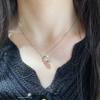Versión alta V oro artesanía cnc collar coco rombo pequeño perfume hielo diamante luna cadena clavícula chapado oro 18k colgante
