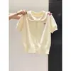 Camiseta de Manga Corta con Cuello de Osito para Mujer, Nuevo Diseño de Nicho con Bordado y Estampado, Top Versátil de Hombro Normal A11029