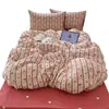 Lindo juego de ropa de cama de cuatro piezas de algodón con estampado de dibujos animados estilo INS, juego de tres piezas de algodón puro estampado para dormitorio de estudiante, sábana, funda de edredón, ropa de cama
