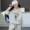 Conjunto de Roupa de Outono para Meninas 2026 Novo Estilo Moletom com Capuz Estampado Completo e Calça Cargo Conjunto Casual de Duas Peças para Alunos do Ensino Fundamental e Médio