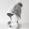 Parche Lindo de Pompón con Borde Enrollado de Cara Sonriente Cordones de Color Sólido Gorro de Punto para Mujer Dulce Versátil Cálido Protección para los Oídos Resistente al Viento Gorro Pulóver
