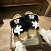Chinelos Peludos com Solado Grosso de Boneca Cartoon para Mulheres, Uso Externo, Novidades Outono/Inverno 2026, Chinelos de Pelúcia de Algodão Versáteis com Tira Única e Dedos Abertos