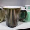 Caneca de cerâmica para troca de forno caneca de cerâmica de duas cores para troca de forno caneca de cerâmica com pontinhos de floco de neve caneca com padrão vertical