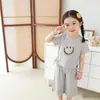 Conjunto de Verão Duas Peças para Meninas - Novo Estilo: Top Fresco de Manga Curta com Rosto Sorridente de Coração e Calça Cropped de Perna Larga, Roupa Esportiva Infantil