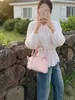2026 Nova Bolsa Quadrada Pequena Estilo Coreano com Laço e Pingente de Pérola para Mulheres, Bolsa Transversal Fashion Versátil, Nicho de Luxo