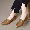 Sapatos de salto anabela em couro macio para mulheres, novo estilo outono 2026, bico fino, antiderrapante, sapatos de mãe, sola macia, sapatos de trabalho sem cadarço