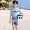 Roupa de Banho Infantil para Meninos, Maiô de Duas Peças para Crianças Maiores, Novo Modelo 2026, Design de Letras e Desenhos Animados, Secagem Rápida, Proteção Solar, Roupa de Banho de Manga Curta