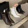 Botines de tacón alto de alta calidad en color marrón con estampado de lichi para mujer, nuevo estilo europeo y americano 2026, punta fina, tacón delgado, botas de moda ajustadas