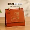 Calendario de Escritorio de Cuero Creativo Año de la Oveja 2027 Personalización Publicidad Corporativa Estampado en Caliente Impresión de Logo Fabricante de Adornos de Escritorio Venta al por Mayor