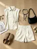 Conjunto de moda de verano 2026 para mujer: bufanda de seda nueva, elegante y chic, camisa de manga corta con nudo al frente y shorts - un conjunto de dos piezas con un look elegante