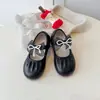 Sapatos de Couro de Designer para Meninas 2026 Primavera/Outono Novos Sapatos de Princesa com Solado Macio Prata com Laço de Saia Sapatos Individuais