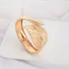 Anillo de servilleta de lujo con forma de hoja simple y ligero, hebilla de metal con plumas y resorte para cortina, venta al por mayor