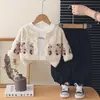 Conjunto de Ropa de Otoño para Niños 2026 Nuevo Conjunto de Tres Piezas con Sudadera y Chaqueta de Manga Larga para Primavera y Otoño Ropa Elegante para Bebés