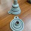 Mini funil de silicone, dobrável, para uso doméstico, funil de cozinha de silicone de pequeno diâmetro, funil criativo para despejar e dosar óleo