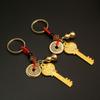 Llavero con colgante de llave de coche y bolso de hombre y mujer con el símbolo del zodiaco Piscis de latón dorado.