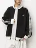 Chamarra de calle estilo americano con bloques de color de tres rayas y cuello alto para hombre, nueva colección otoño/invierno 2026, ropa exterior casual de corte holgado, deportiva y moderna