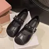 Mocassins femininos de couro 2025 primavera novo vintage fivela plana sapatos de vovó com sola macia mocassins de nicho rasos