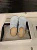 Primeiro Encontro com Mocassins Planos Estilo Birkenstock com Acabamento em Veludo e Costas Abertas para Mulheres, Adequados para Usar na Rua, Primavera/Verão 2026, Design Plissado para Combinar com Saias