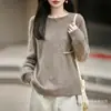 Novo suéter de lã com gola V para outono e inverno para mulheres, soltinho e aconchegante, top de malha escovada de pelo longo quente para usar em camadas