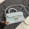 Bolsa cuadrada pequeña portátil de estilo coreano de alta gama, temperamento simple, nueva para primavera y verano, moda casual, todo-partido, bandolera de PU para mujer